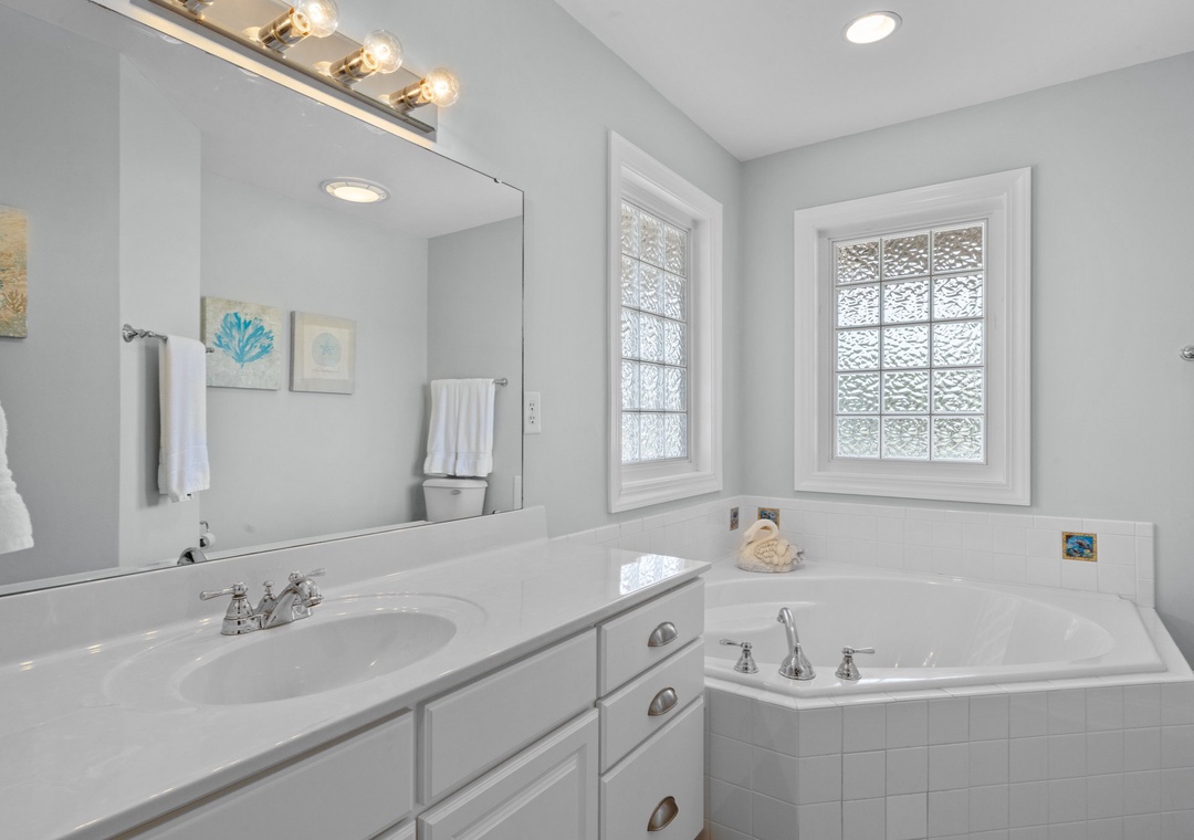 Mid-Floor King Suite Bathroom