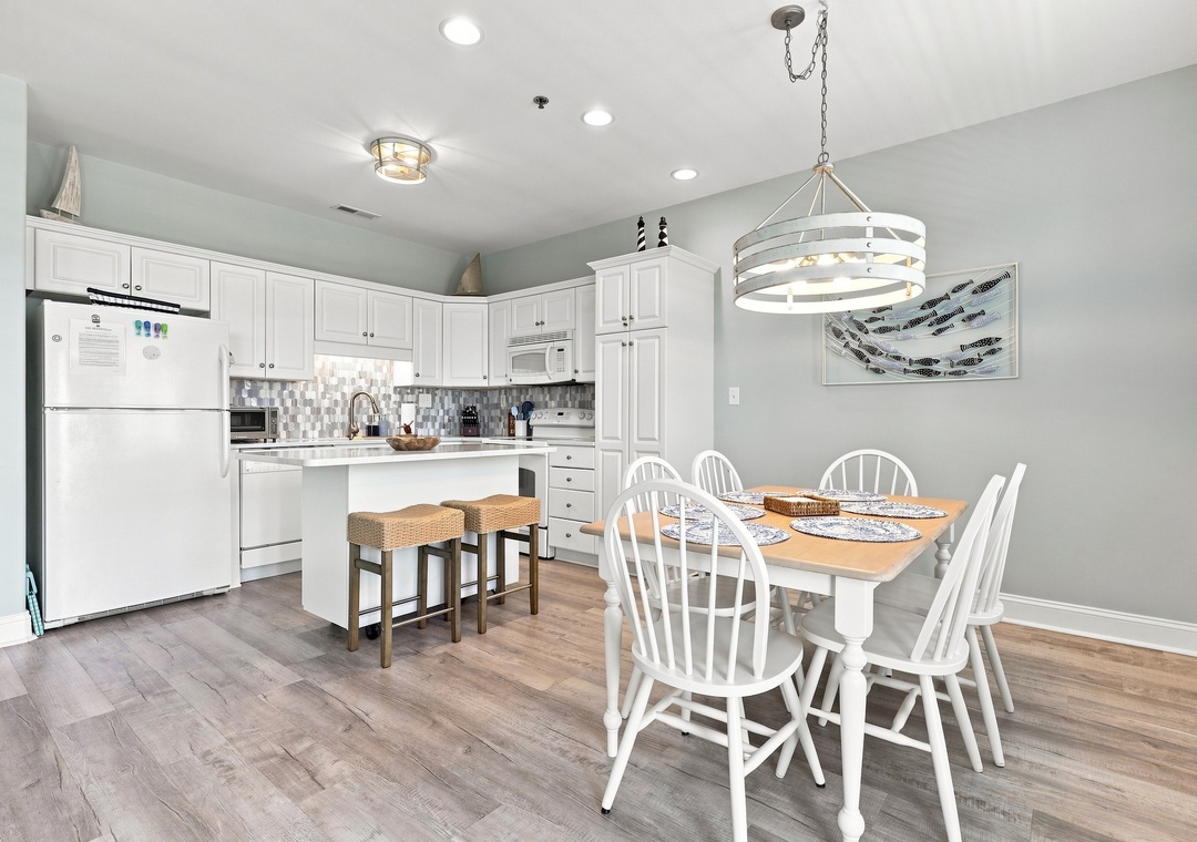 Ocean Club Oasis | Dining Area and Kitchen