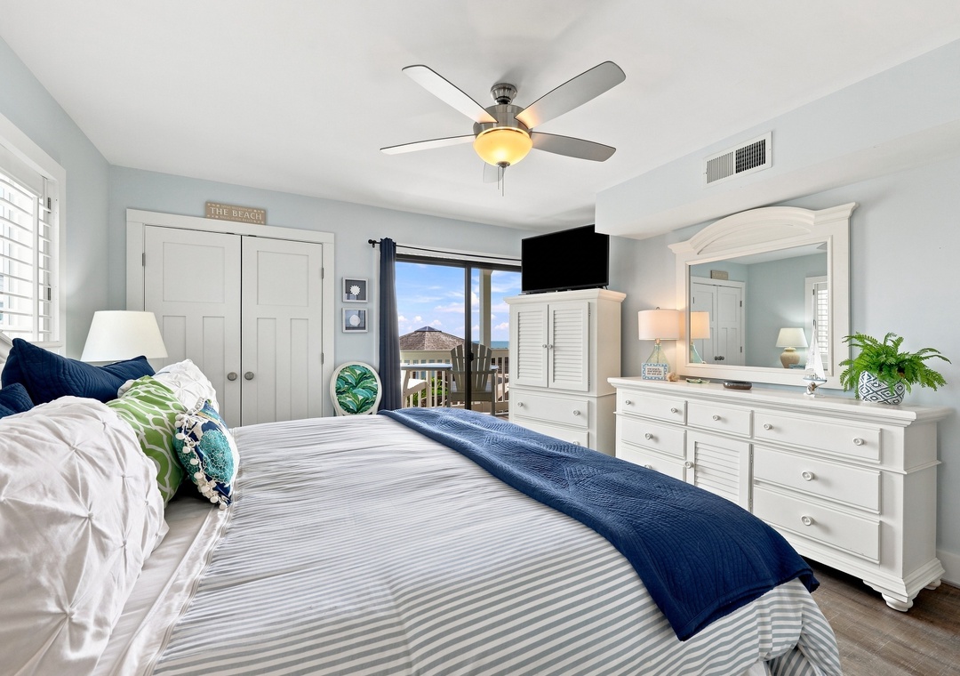 Oma’s Emerald Retreat | Primary King Bedroom