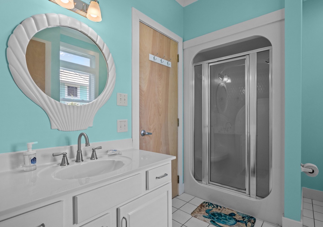 Mid-Floor Hall Bathroom