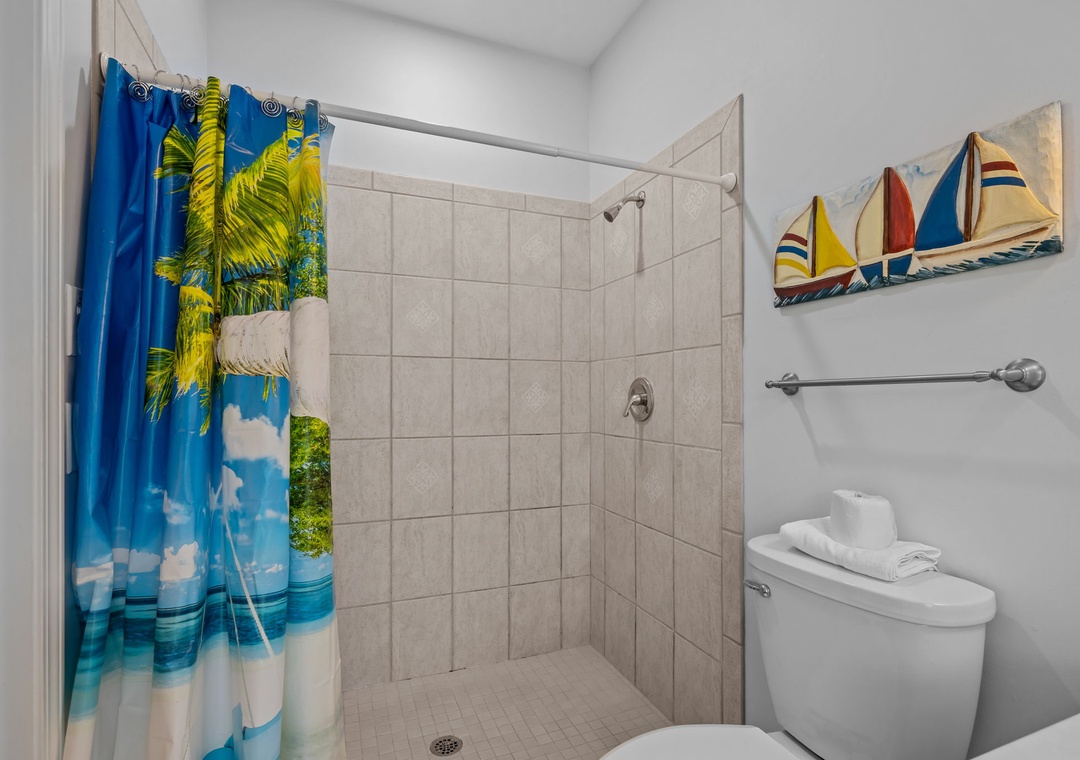 Queen Suite Full Bathroom
