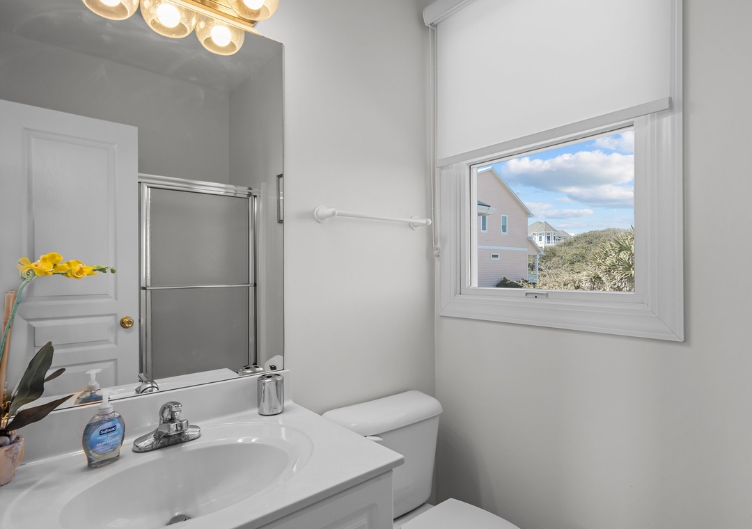 Mid-Floor Queen Bathroom
