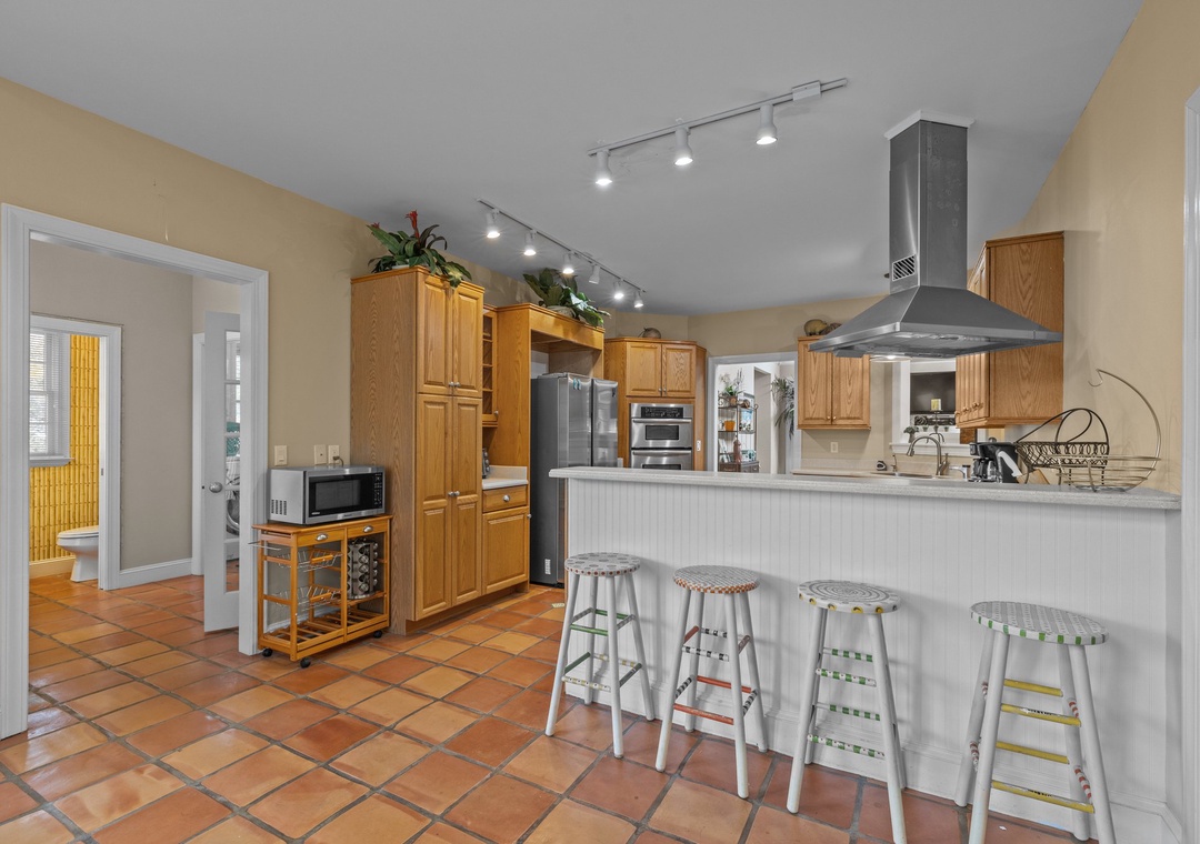 Kitchen and Counter Seating