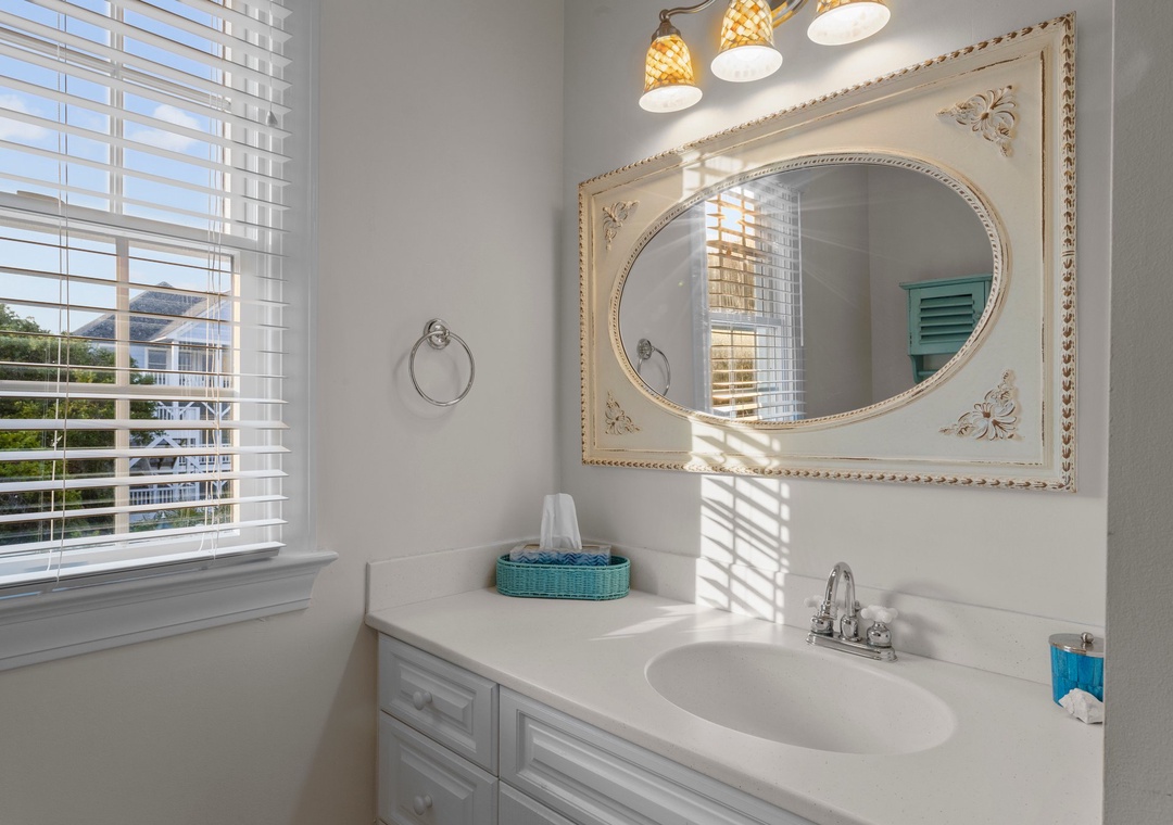 Mid-Floor Queen Room Bathroom