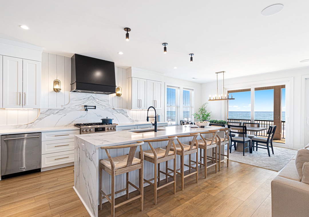 Sea Spray East | Kitchen Island Seating