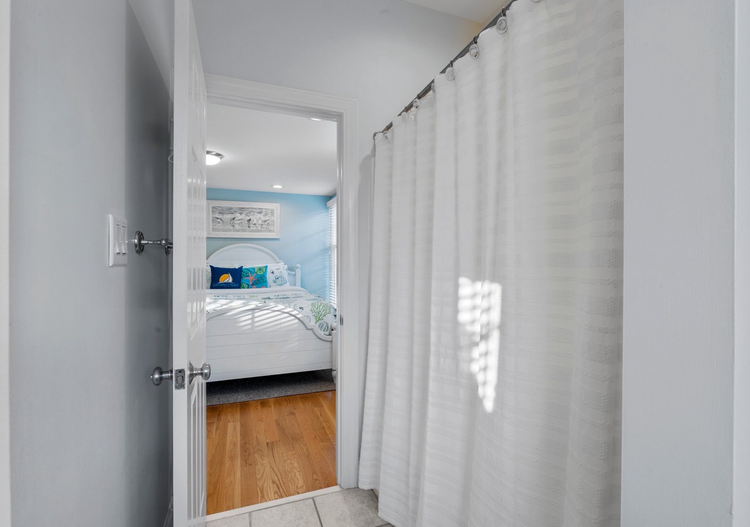 Mid-Floor Queen Room Bathroom
