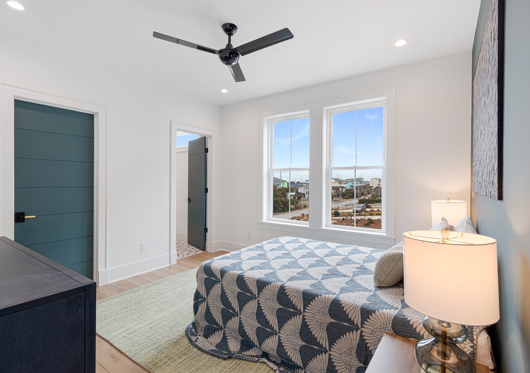 Sea Spray East | Queen Bedroom