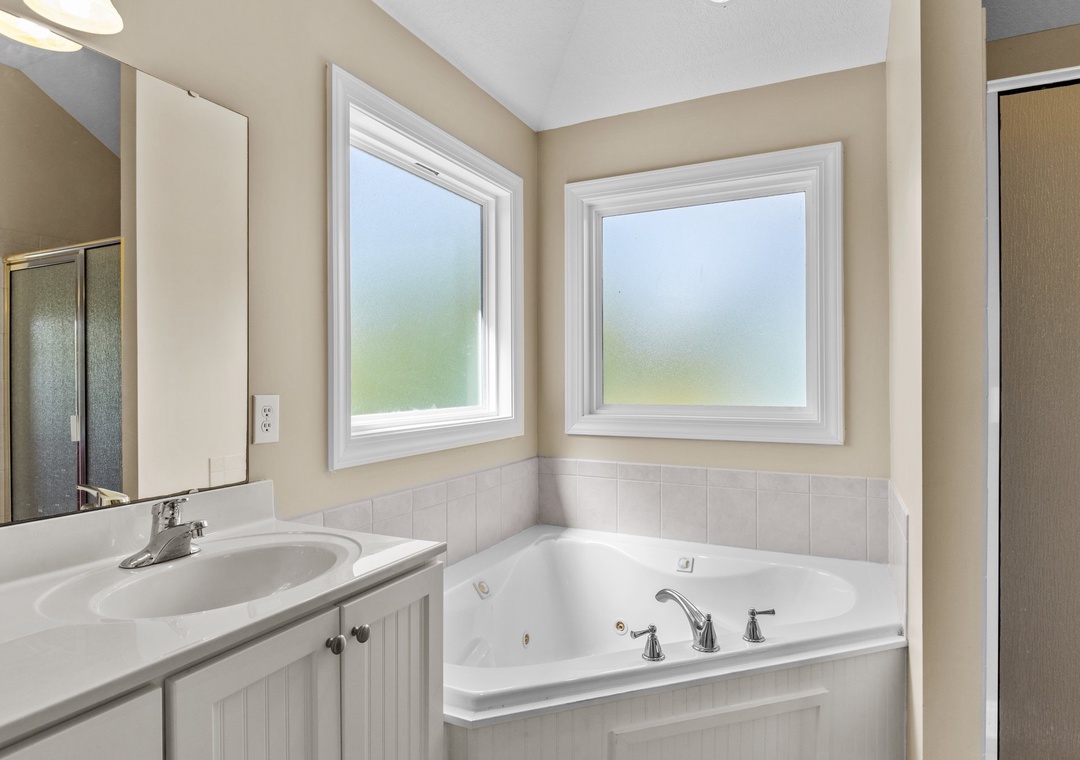 Mid-Floor Queen Suite Bathroom