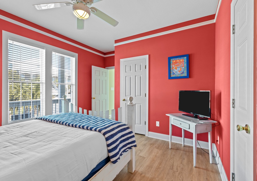 Mid-Floor Queen bedroom