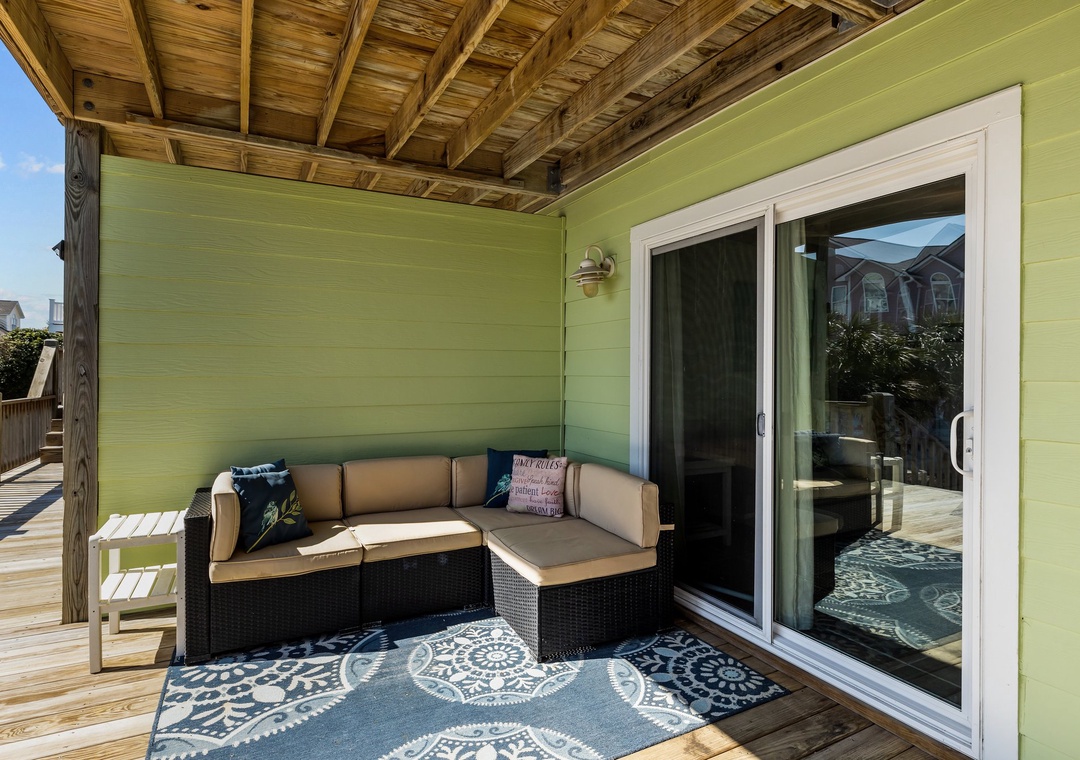 Ground Level Oceanfront Deck!