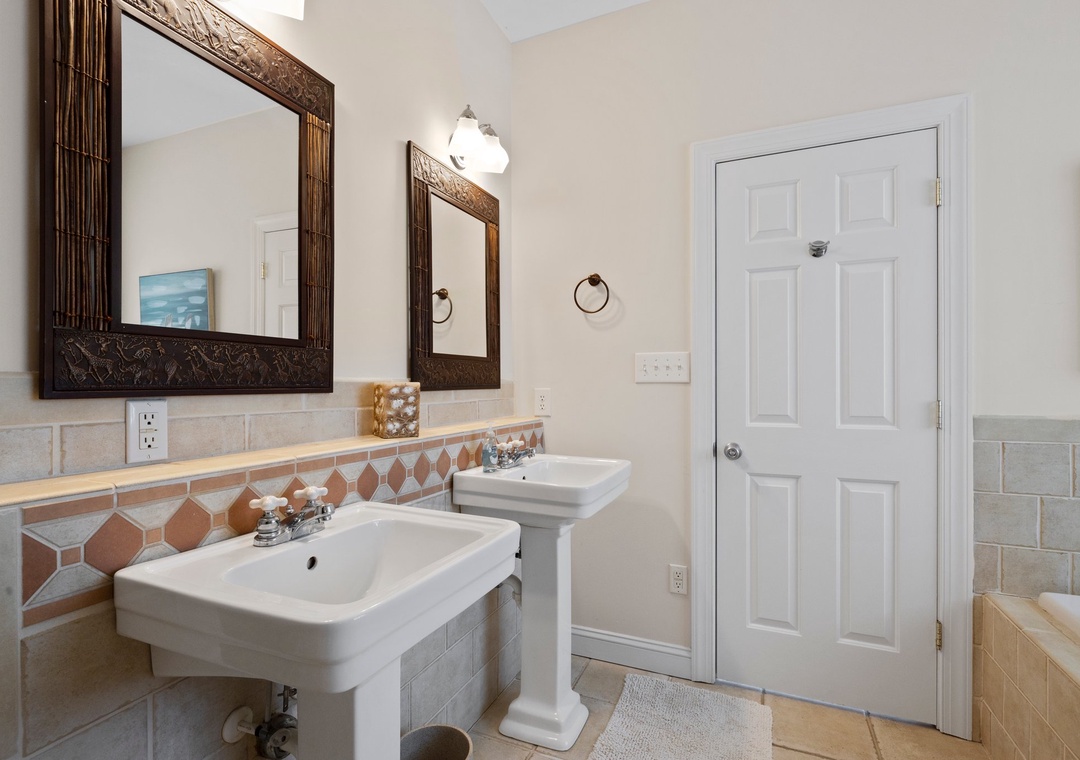 Mid-Floor King Suite Bathroom