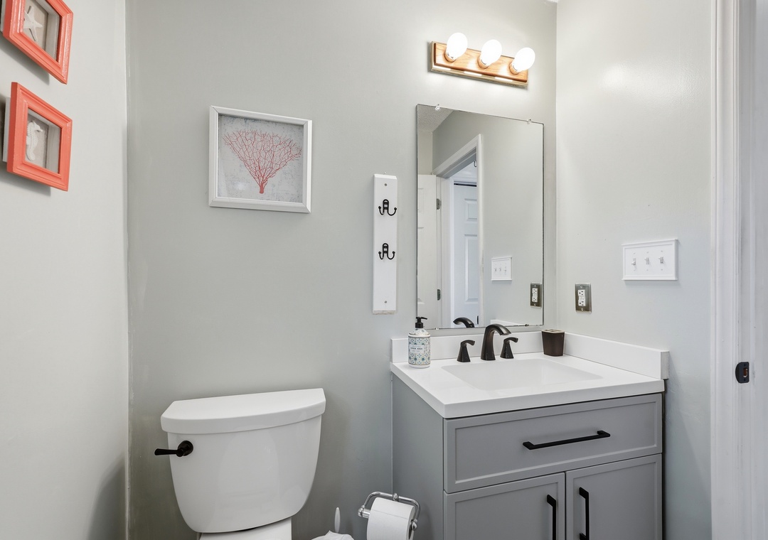Ospreys Nest | Second Floor Full Hall Bathroom