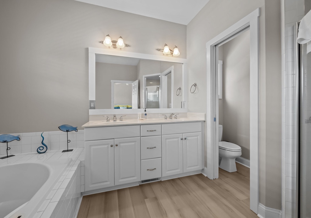 Mid-Floor King Suite Bathroom