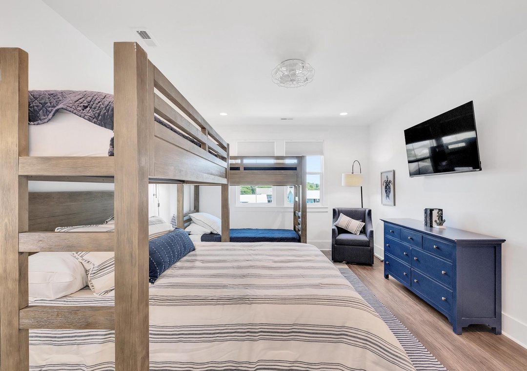 Spacious bunk room designed for the whole crew. Two sets of sturdy bunks, cozy bedding, and a TV for downtime create your family's perfect retreat.