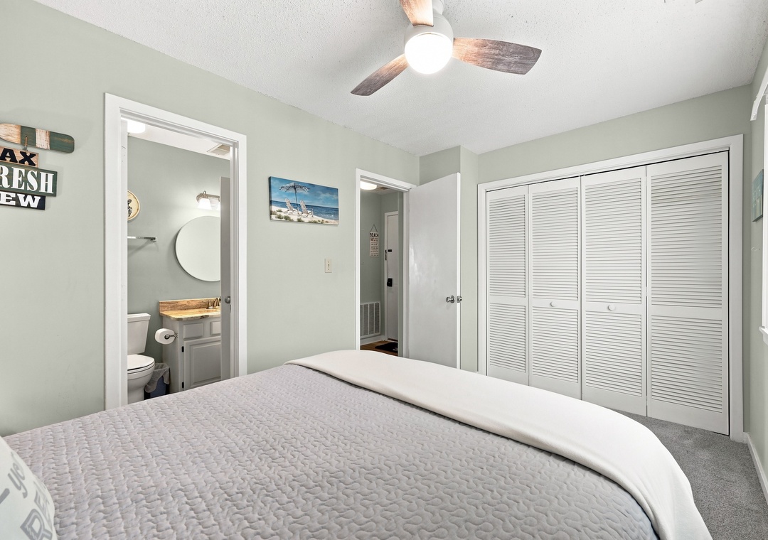 Char’s Cozy Condo | Queen Bedroom