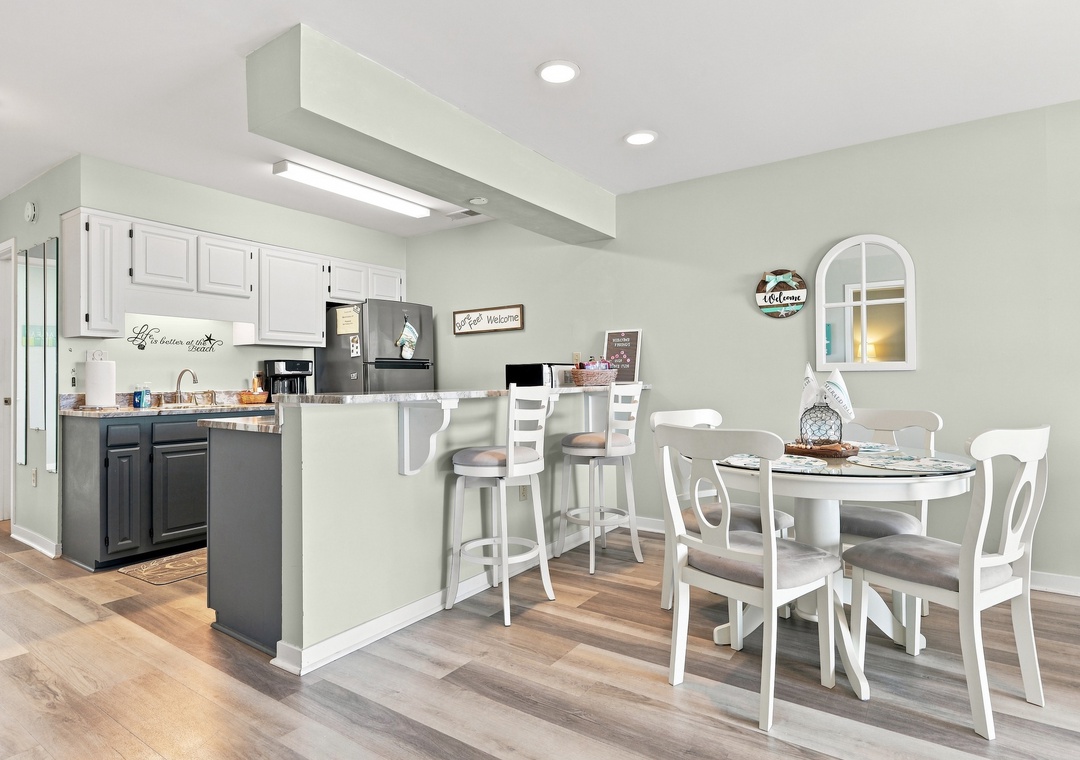 Char’s Cozy Condo | Kitchen and Bar Seating