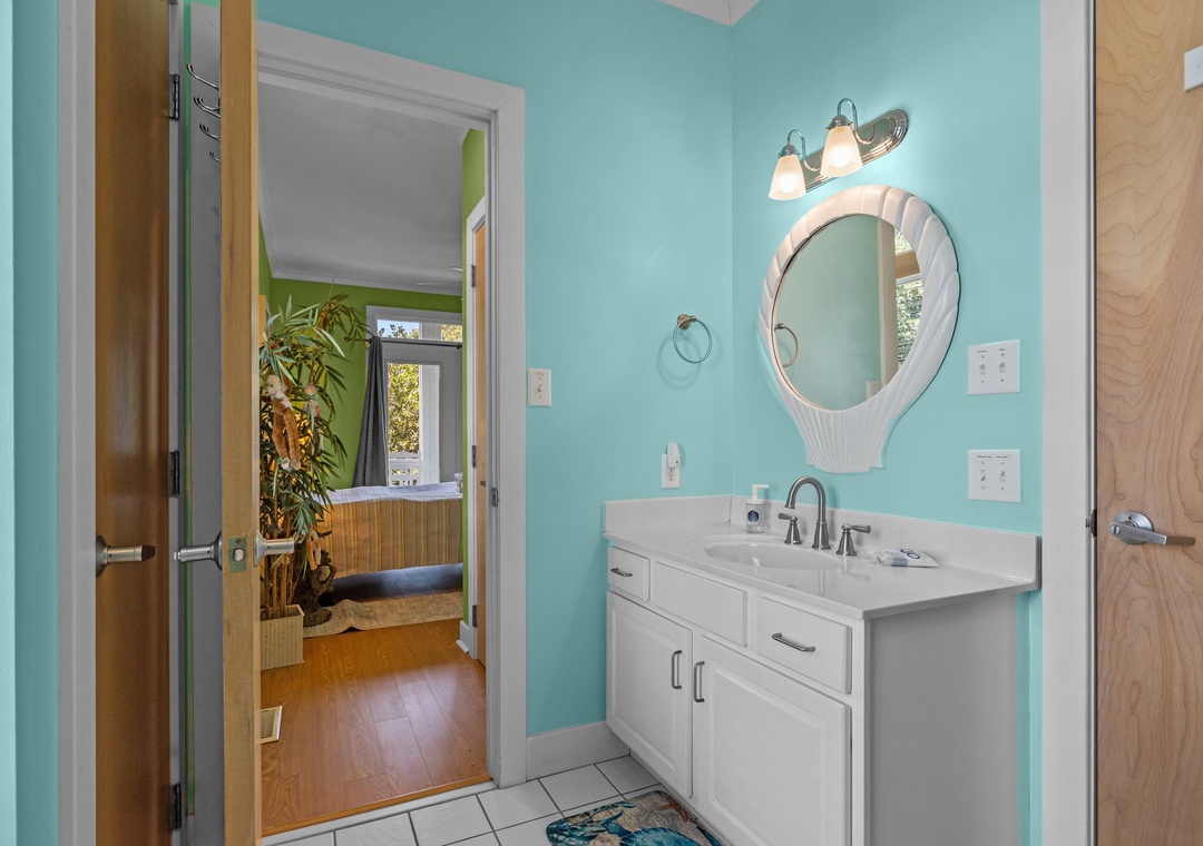Mid-Floor Hall Bathroom