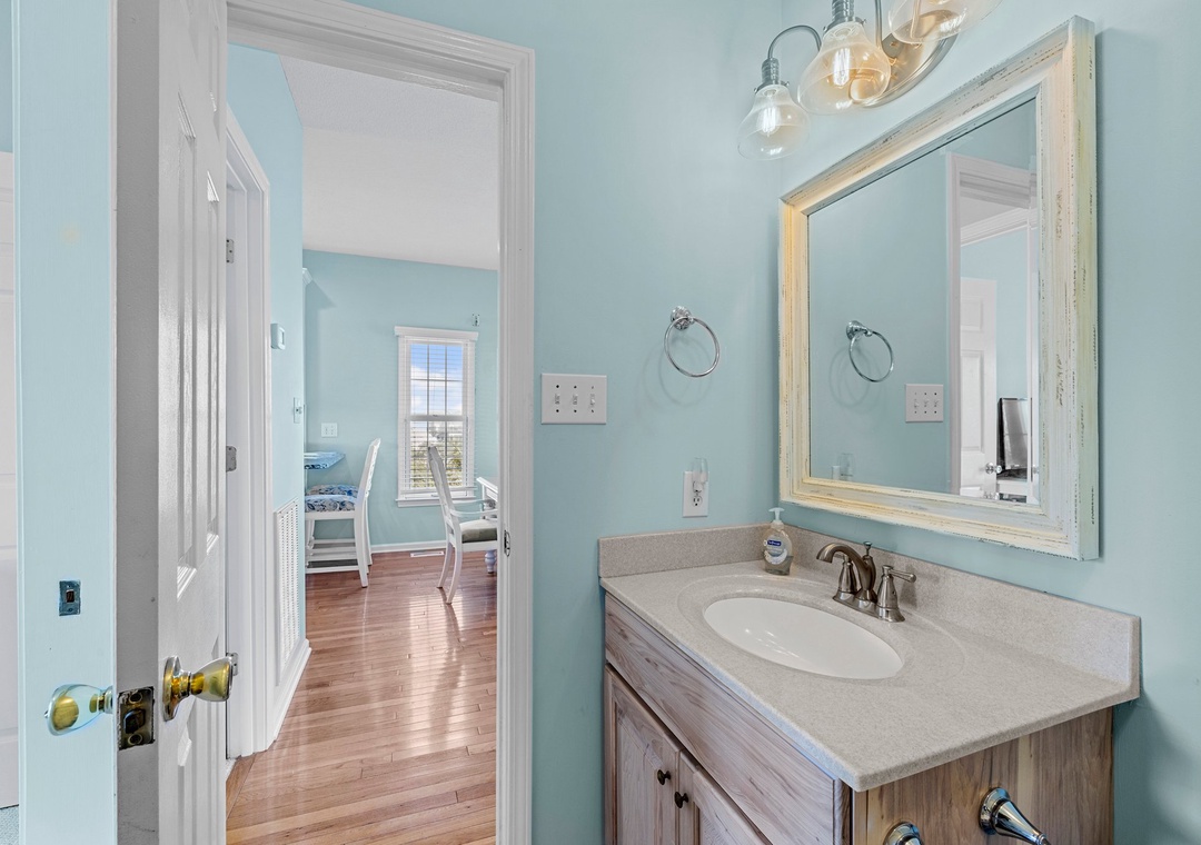 Mid-Floor Hallway Bathroom
