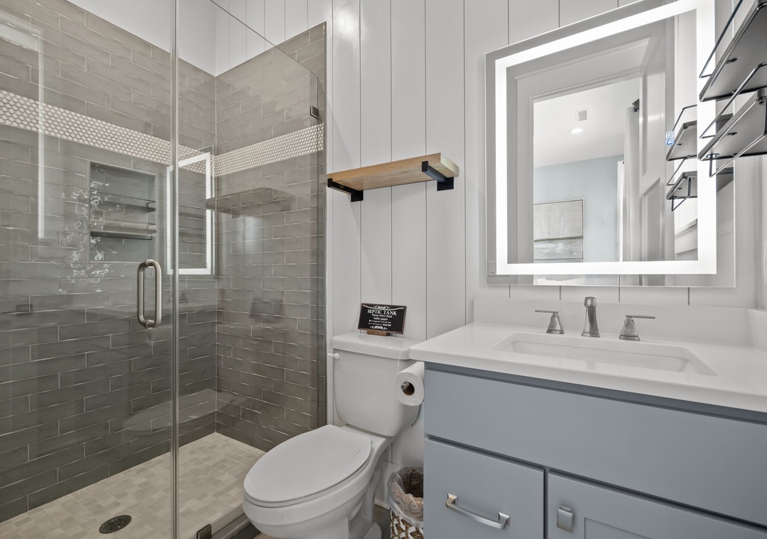 Midfloor Queen Bath