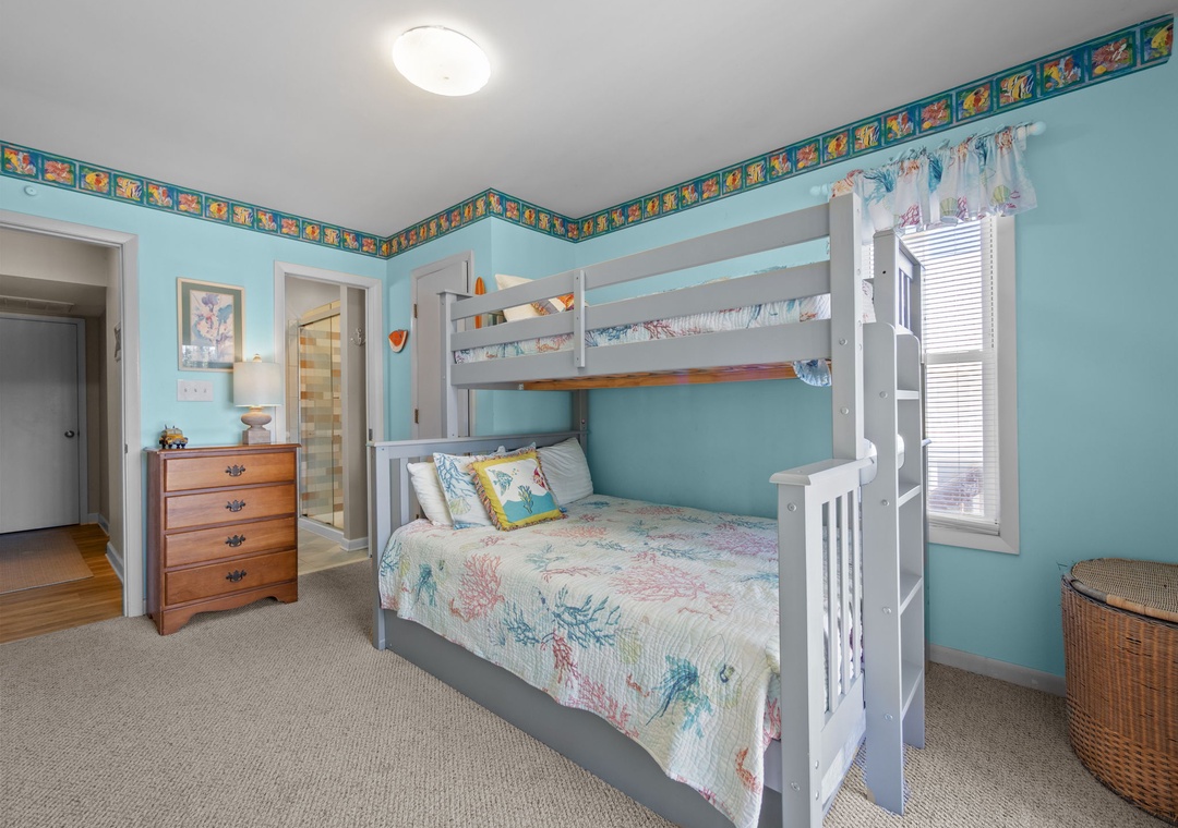 Bunk Room (Mid-Floor)