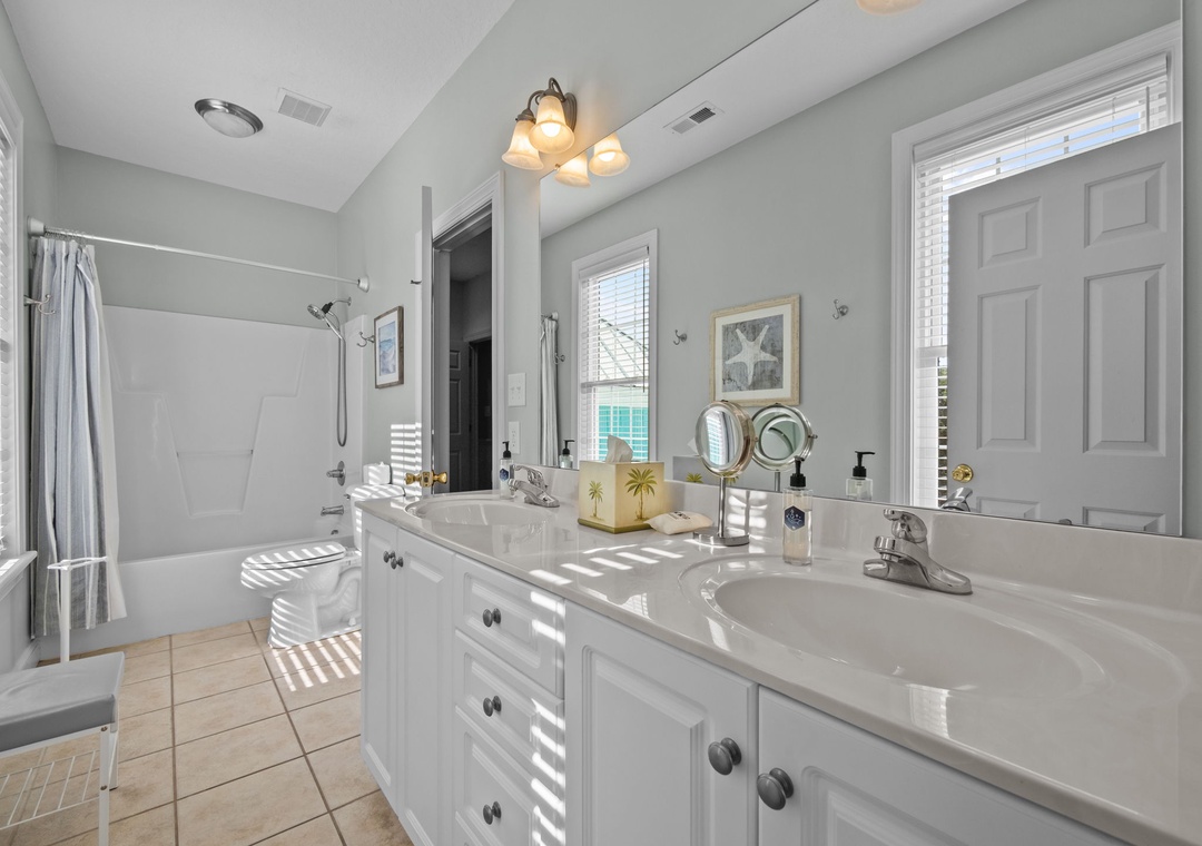 King Room Bathroom with door to the Hallway