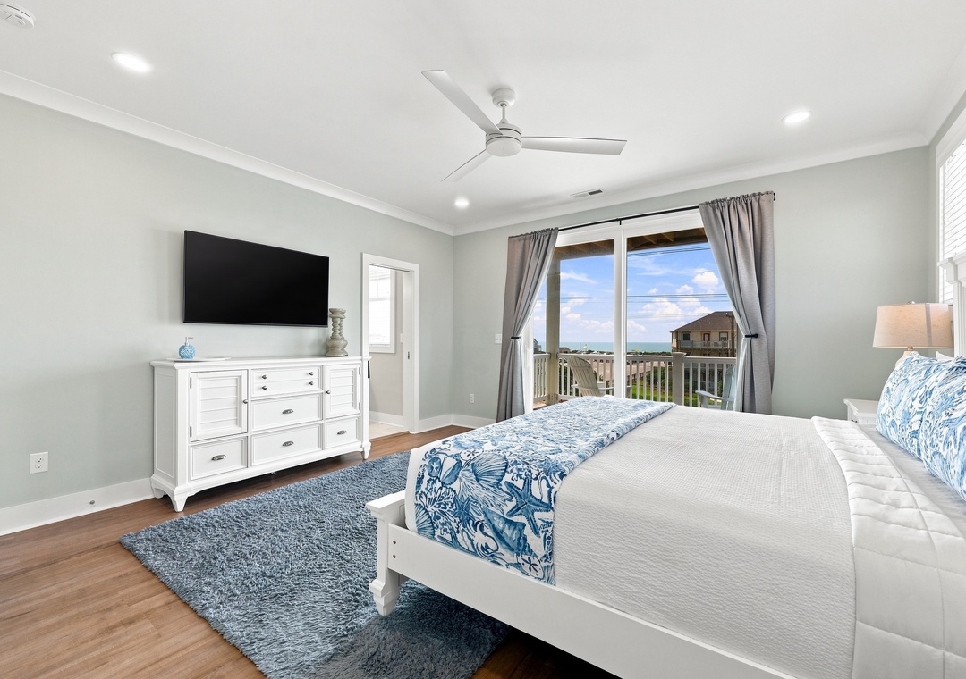 Emerality | Ground Level King Bedroom with Ensuite