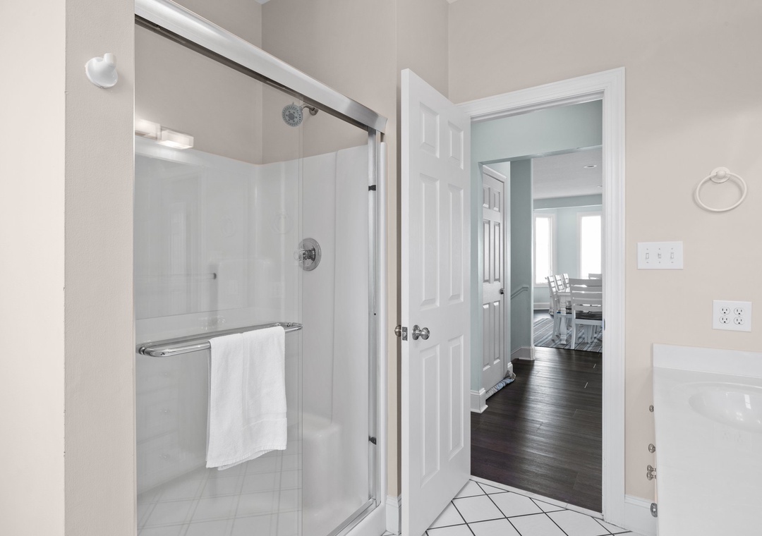 3rd floor King/Hall Bath