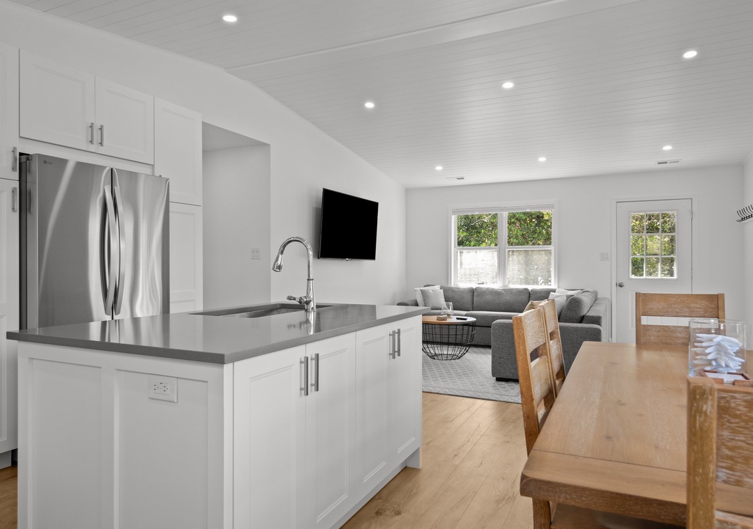 Dining/Kitchen Area