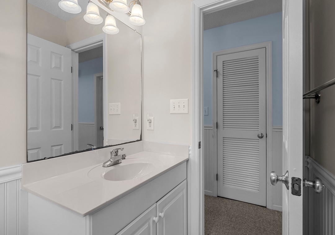 Mid-Floor Hallway Bathroom