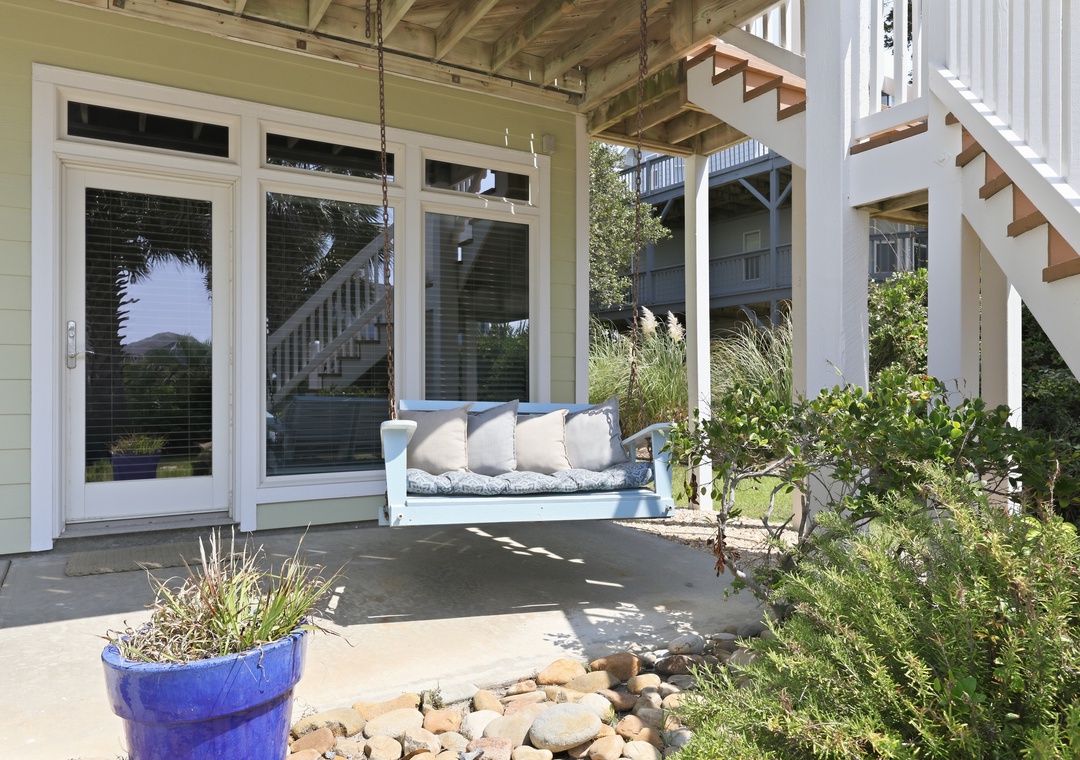 Sea Dream | Outdoor Patio with Swing