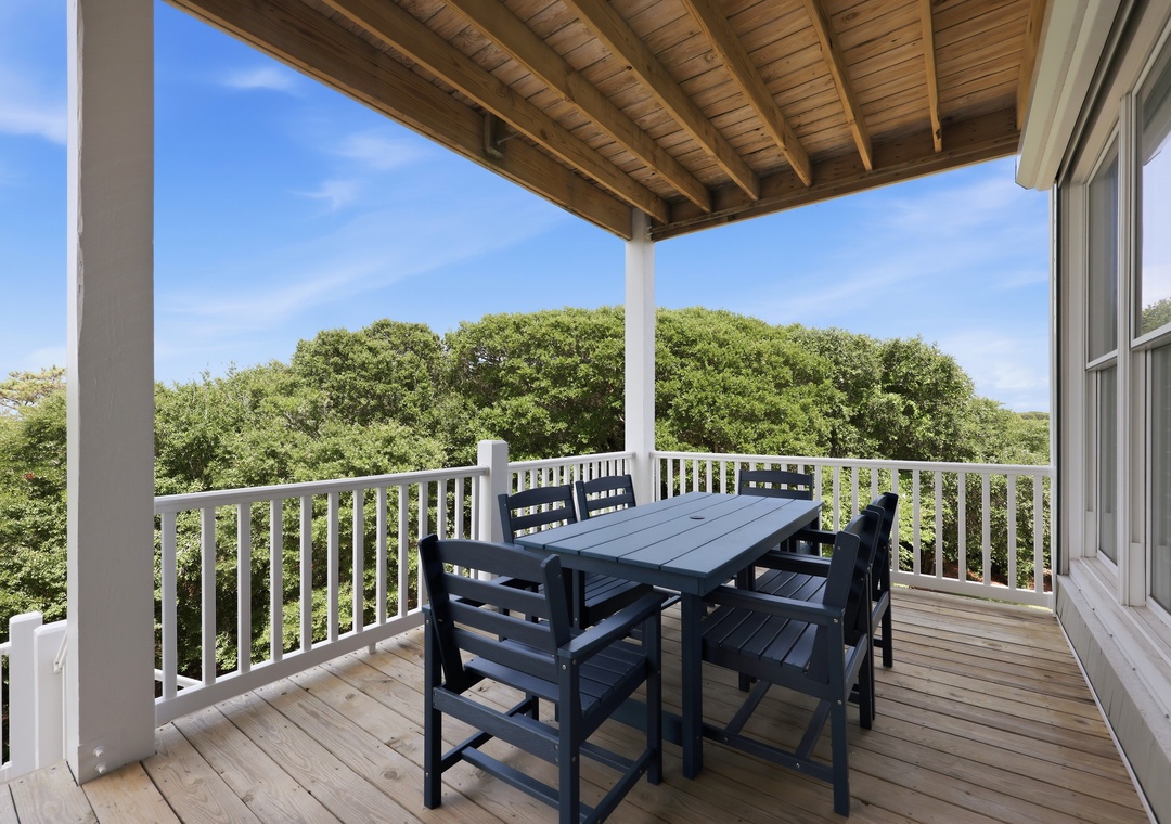 Blue Chair Stays | Outdoor Dining Area