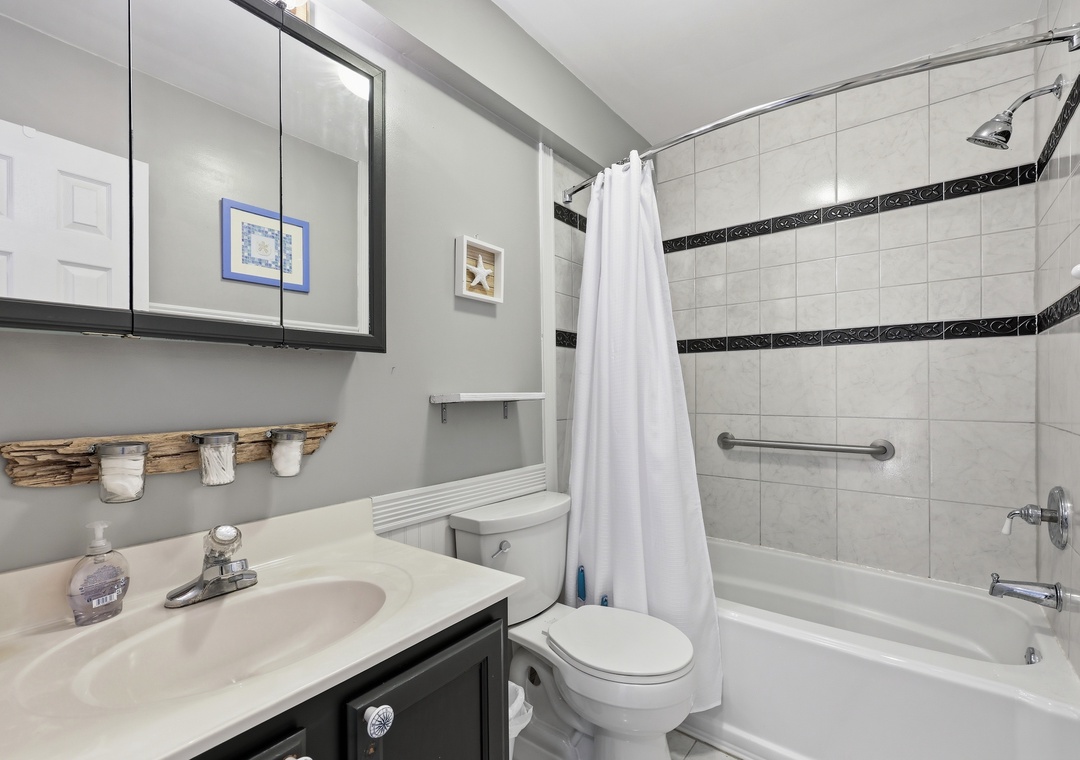 Ospreys Nest | Top Floor Full Hall Bathroom with Tub/Shower Combo