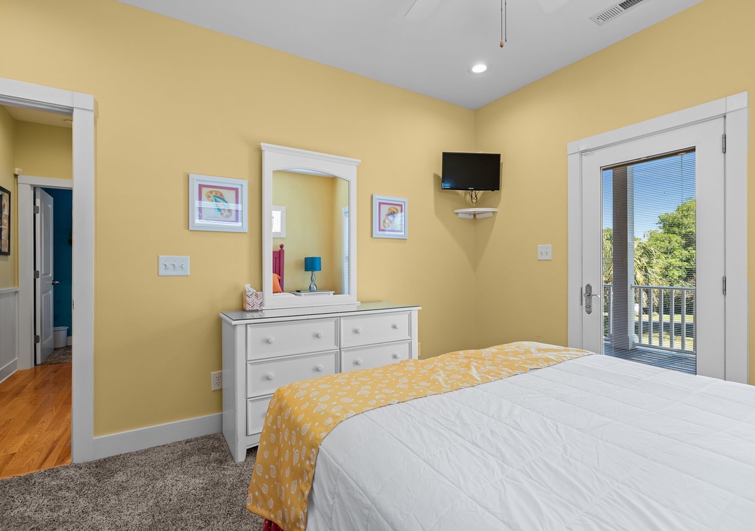 Queen Bedroom- 2nd Floor