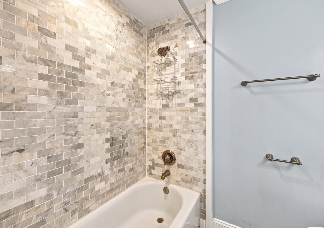 Summer Winds B-233 | Tub and Shower