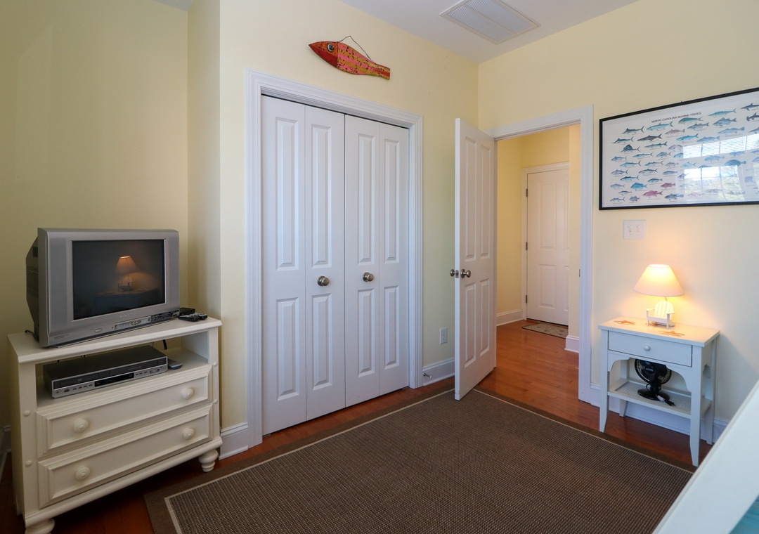 2 Bunk Bedroom