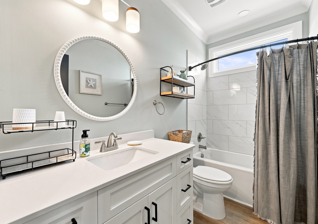 Emerality | Second Level Hall Bath