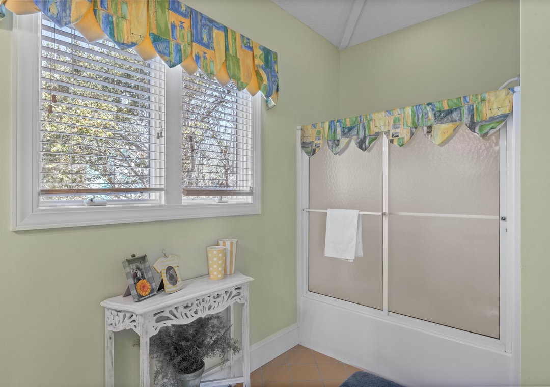Mid-Floor Queen Room Bathroom