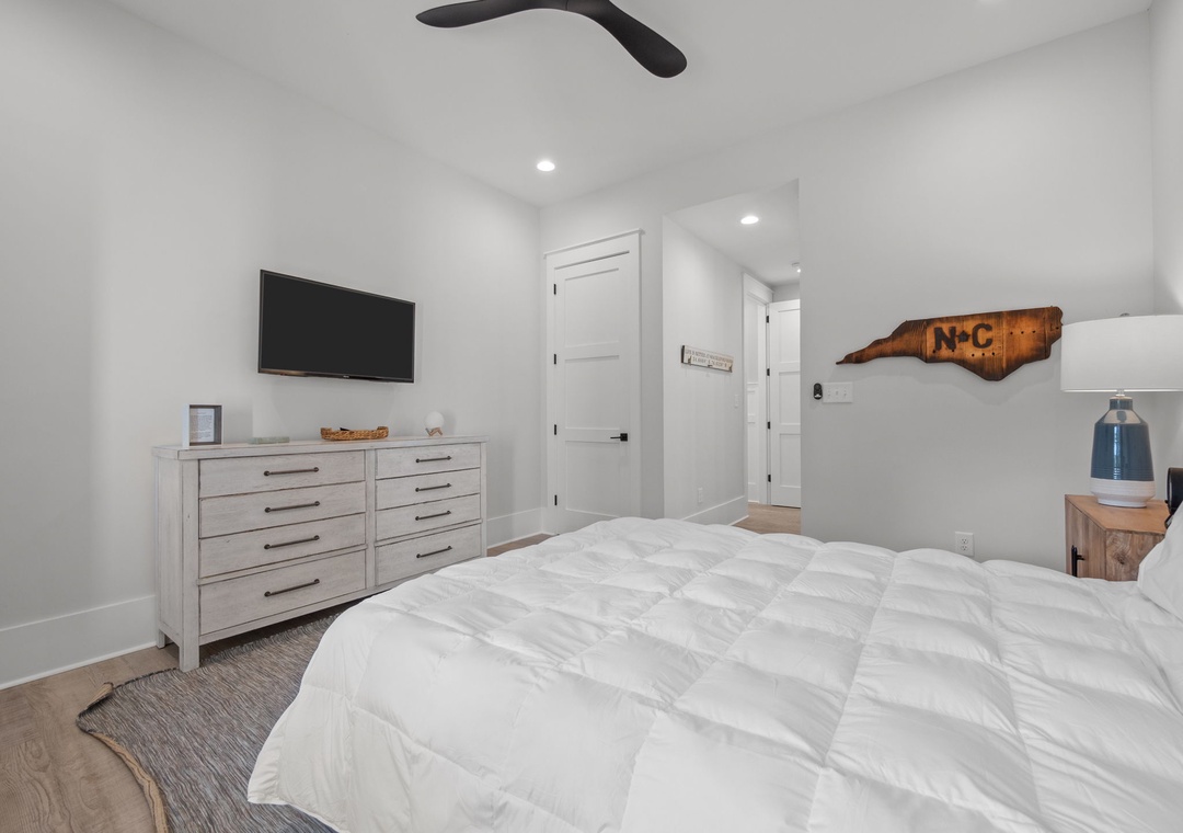 BOTTOM FLOOR QUEEN ROOM