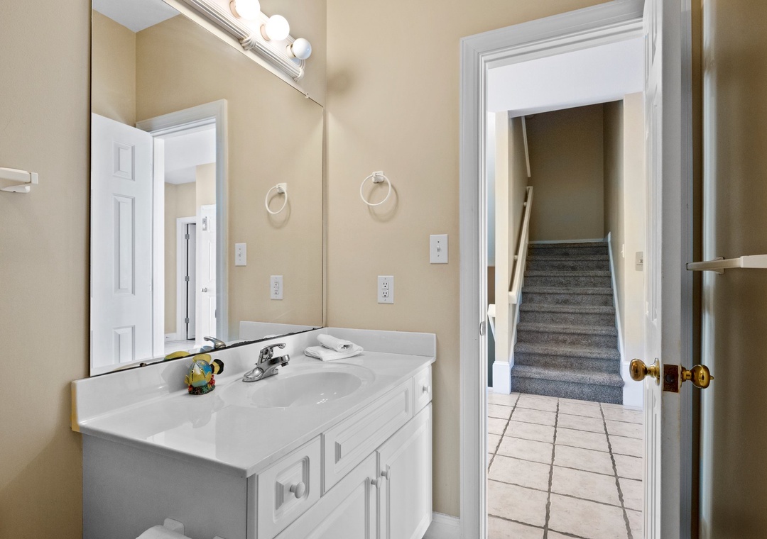 King Room Bathroom (also accessible thru the hallway.)
