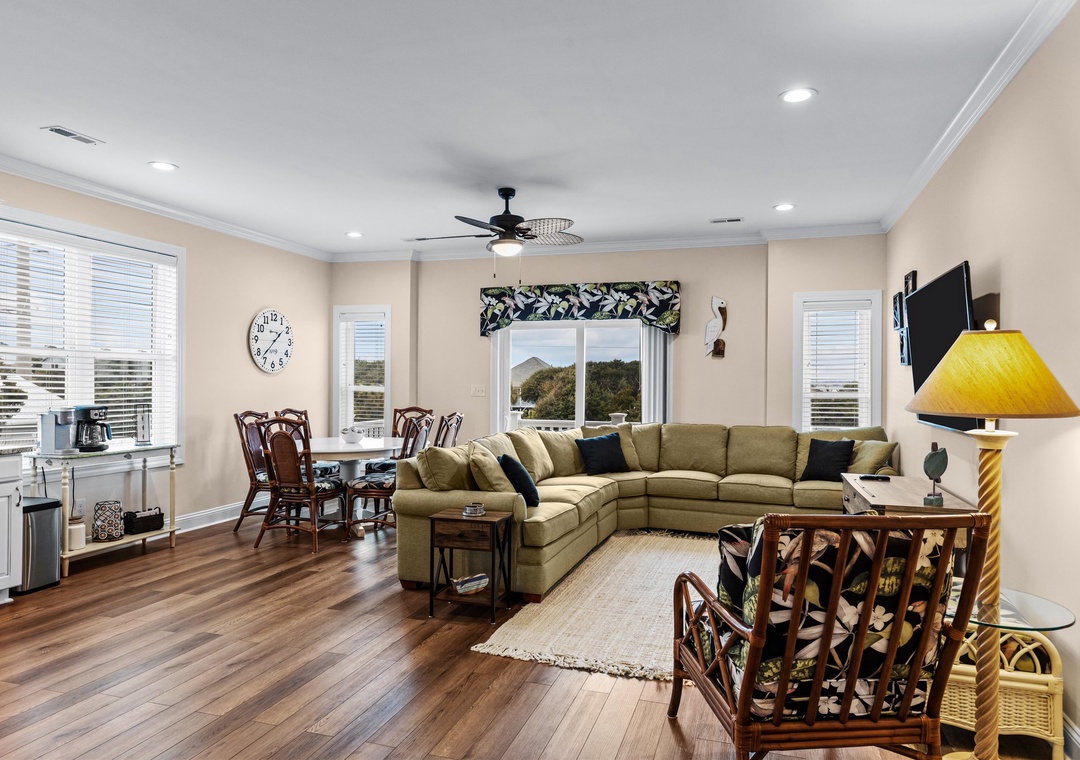 Large Living Room/Dining Area!