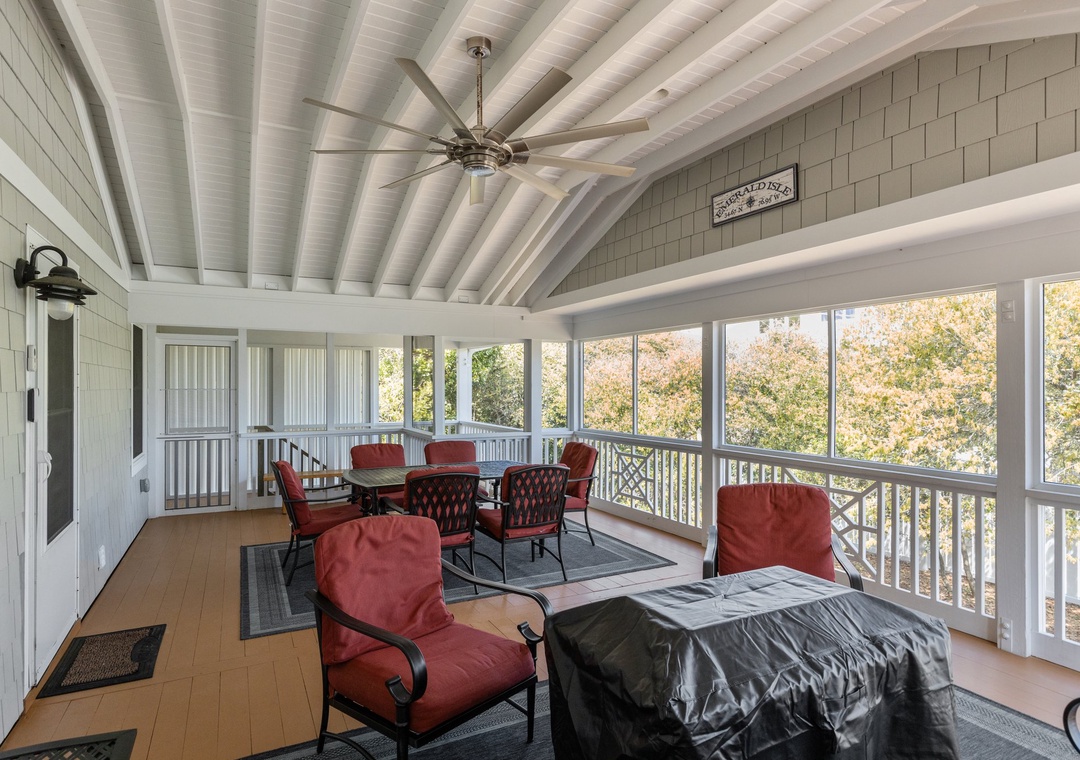 Large Screened Porch!