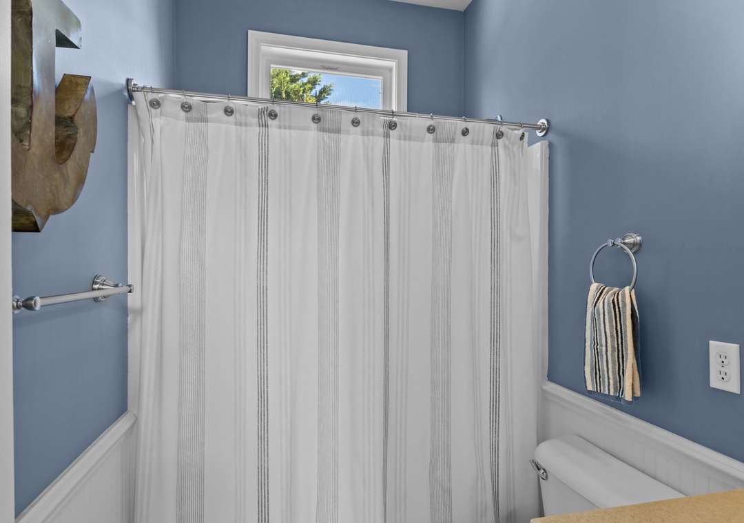 Mid-Floor Hallway Bathroom