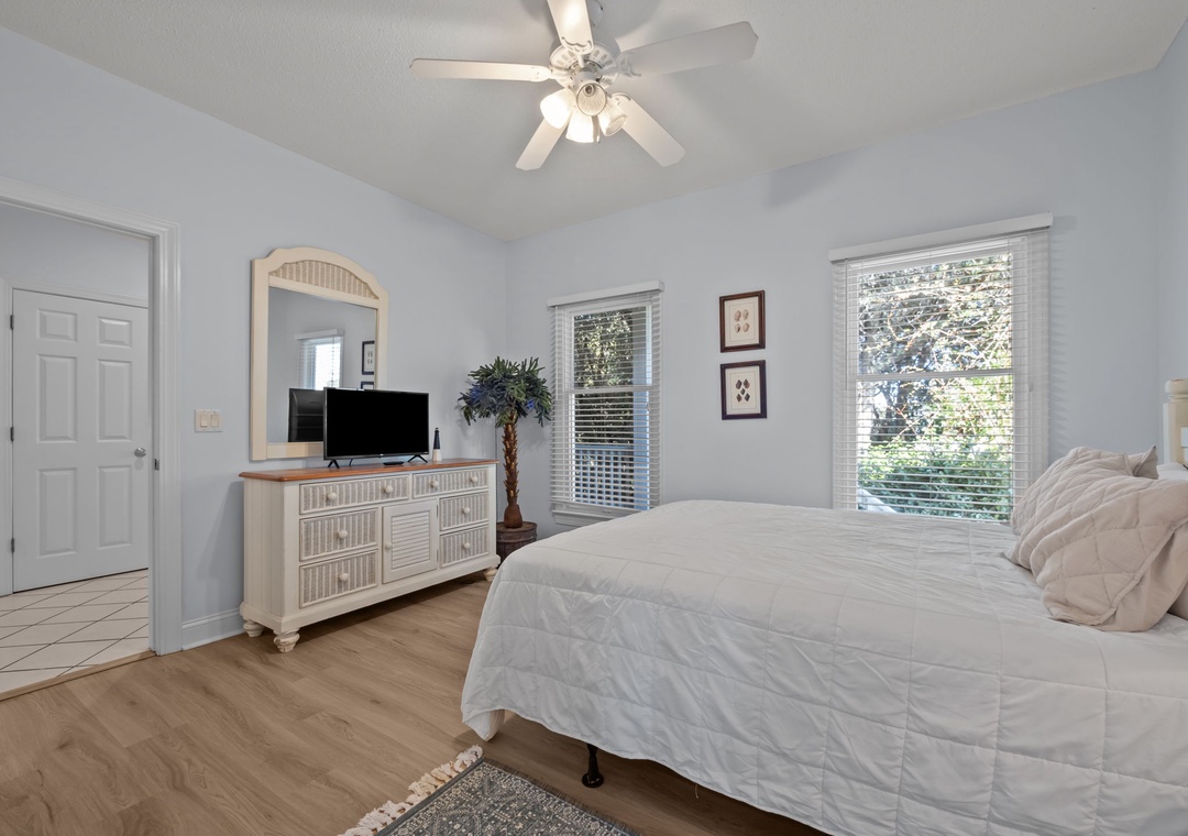 Mid-Floor Queen Room