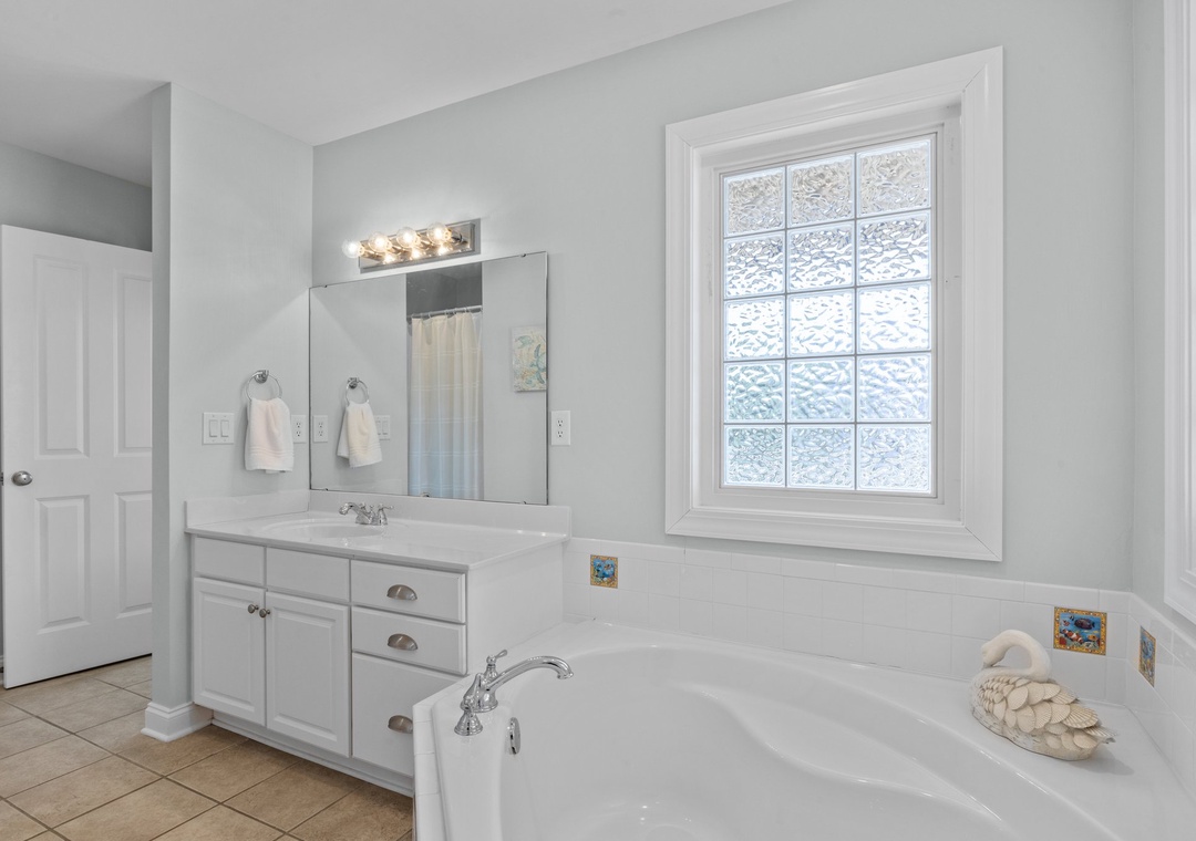 Mid-Floor King Suite Bathroom