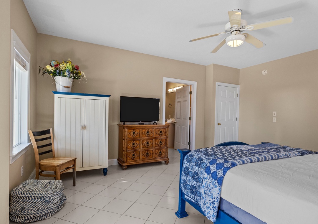Top Floor Queen bedroom