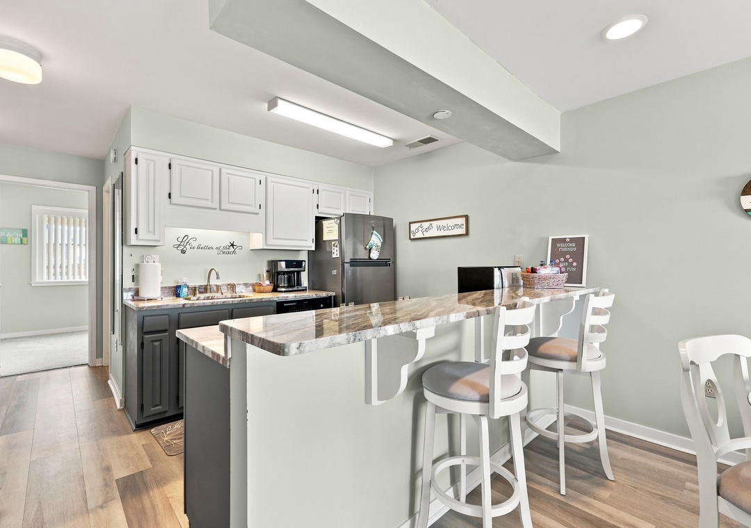 Char’s Cozy Condo | Kitchen and Dining Area