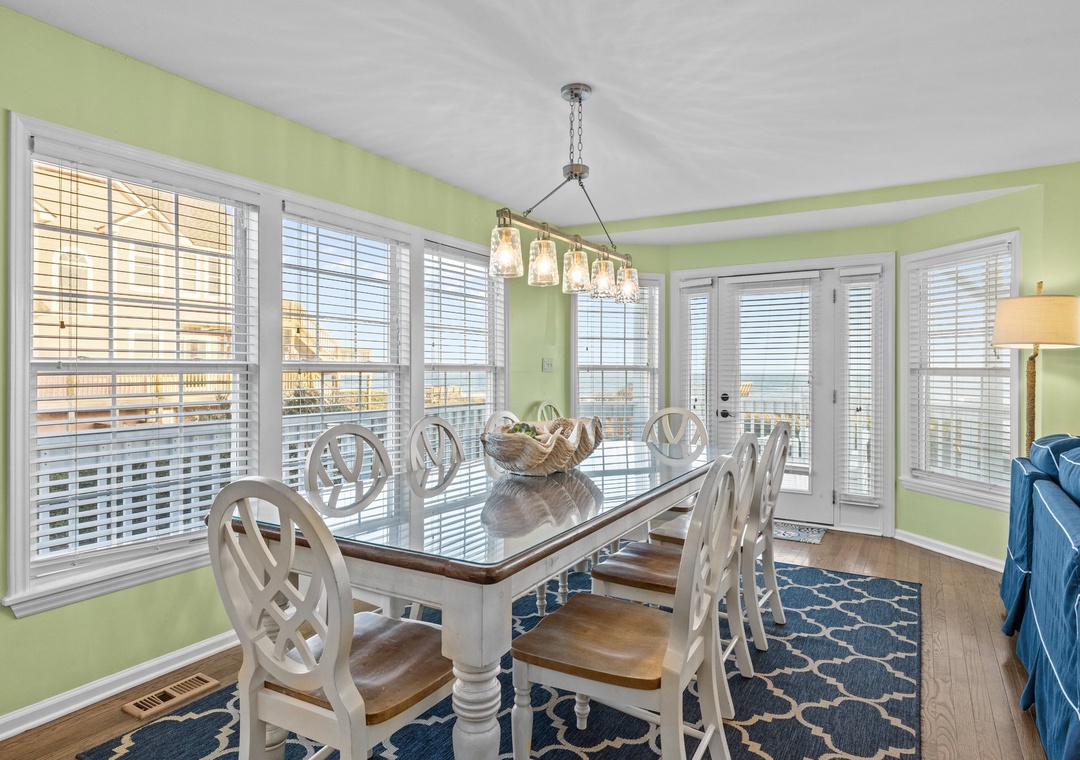 Dining table for 8... and views!