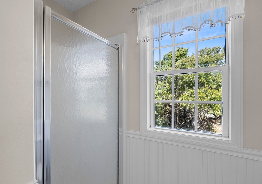 Mid-Floor Hallway Bathroom
