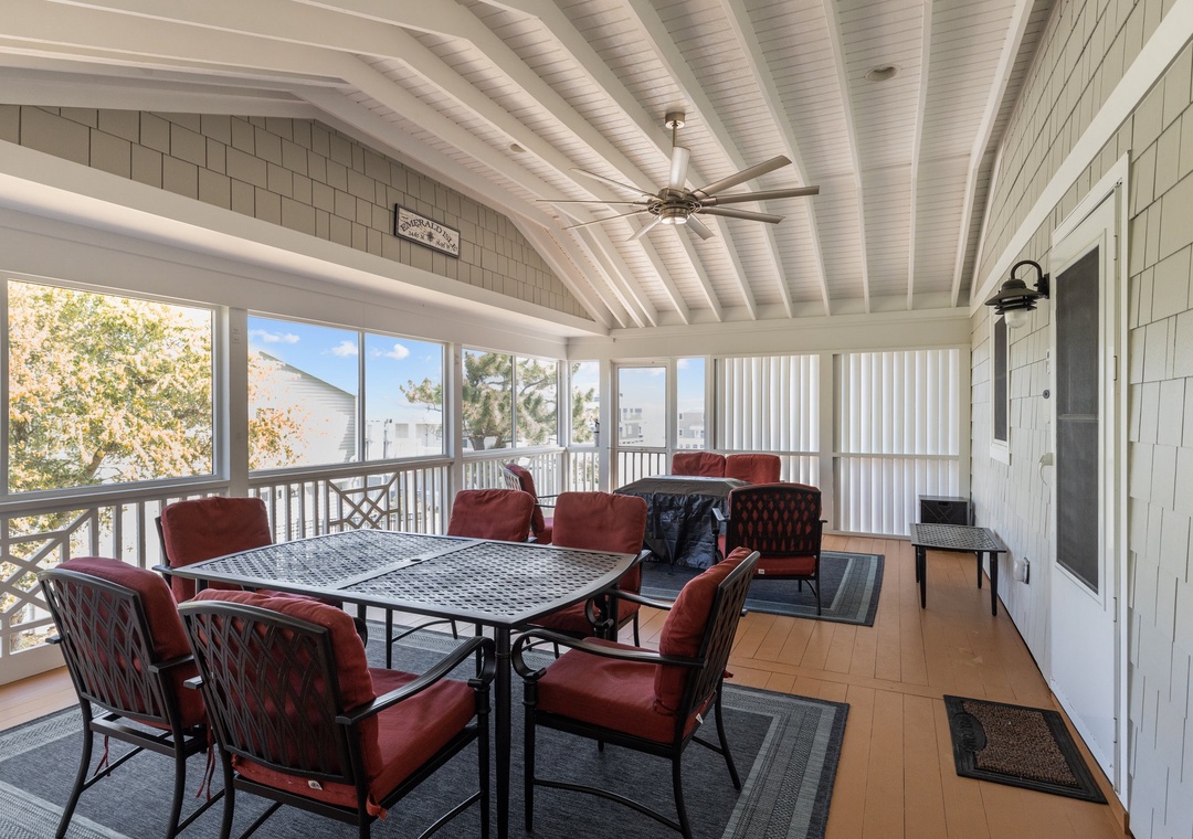Large Screened in Porch with Ocean Views!