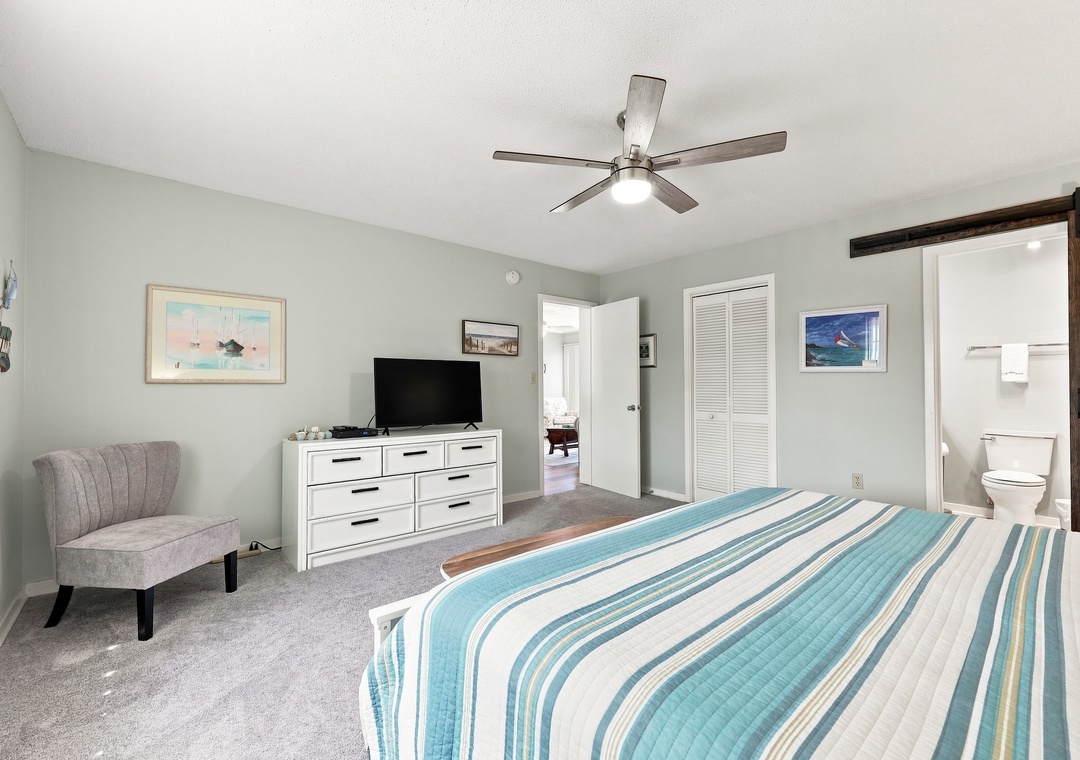 Char’s Cozy Condo | King Bedroom